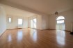 Studio Vente à Oberkorn - 295 000 € immohub, votre partenaire dans l’immobilier à Oberkorn, vous propose un Studio au 3ème étage, avec ascenseur, dans une résidence sise dans un quartier résidentiel calme et agréable, à proximité des écoles, supermarchés, etc. Le tout se complète par un garage en bande à l’arrière de la résidence ainsi qu’une cave privative et une buanderie en commun.
Le studio se compose comme suit:
- Hall d’entrée
- Salle de douche ( WC, douche, lavabo simple, sèche serviette, ventilation)
- Grande pièce avec cuisine ouverte non équipée et accès balcon spacieux avec vue dégagée
Détails:
-Double vitrage
- Parquet
- Pas de vis-à-vis direct