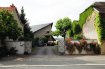 Maison Location 4 chambres à Canach - 2 650 € Texte français ci-dessous.
Grosszügiges Haus mit parkähnlichem Grundstück im Herzen von Canach, 12km von Luxembourg Stadt und Kirchberg.
Das Anwesen liegt etwas versteckt, in 2. Reihe im Ortskern von Canach. Eine geräumige Eingangshalle führt in ein grosses Ess/Wohnzimmer mit Terrassentür und Zugang zum grossen Garten. Im gleichen Raum befindet sich eine gemütliche Kaminecke. Die Küche liegt gleich nebenan, ist eingerichtet und mit eigenem Zugang von Aussen. Desweiteren befindet sich ein grosses Schlafzimmer mit Traumblick über den Garten und ein eigenes Badzimmer im hinteren Teil des Hauses. Im ersten Stock gibt es 3 weitere grosse Schlafzimmer, eine getrennte Toilette und ein neues Badezimmer. Im Keller findet man mehrere grosse Abstellräume, Hobbyraum, Waschküche und einen Ausgang zum Garten mit extra Gartenhäuschen. Das Grundstück umfasst ca 40a Wiese mit Ostbäumen. Nach Bedarf kann das Grundstück verkleinert werden.
Die Garage ist mit dem Haus verbunden und verfügt über weiteren Stauraum. Das gesamte Grundstück ist eingezäunt und zur Hauptstrasse hin gibt es eine grosses elektrisches Tor. Das Anwesen befindet sich in einem sehr guten Zustand und steht ab Anfang Dezember zur Verfügung.
Canach ist eine kleine Gemeinde am äusseren Stadrand von Luxembourg, unweit vom Bankenzentrum Kirchberg und dem Flughafen. Die Busverbindungen sind hervorragend. Das romantische Moseltal mit den berühmten Weinbergen ist nur einige Kilometer entfernt. Natur pur, aber sehr zentral.
Maison spacieuse avec terrain aménagé en parc au cœur de Canach à 12km de Luxembourg-ville et de Kirchberg.
La propriété se situe au centre de Canach, en 2me ligne et légèrement cachée. Un hall d’entrée spacieux mène vers un grand salon/salle-à-manger avec coin cheminée et accès vers la terrasse et l’énorme jardin. La cuisine équipée limitrophe a également un accès vers l’extérieur. En outre, une grande chambre à coucher avec salle de bains et vue de rêve sur le jardin se trouve au même étage. 1er étage : 3 grandes chambres à coucher supplémentaires, WC séparé et salle de bains. Cave : plusieurs débarras spacieux, pièce de hobby, buanderie et accès vers le jardin acec son abri de jardin. Le terrain de /-40ares est une planatation d’arbres fruitiers . Selon besoin il est possible de rédure cette surface. Le garage est communiquant avec la maison et dispose d’un autre débarras.. Le terrain est complètement clôturé et est équipé d’une grande porte électrique vers la route principale. Toute la propriété est dans un très bon état et est libre pour début décembre .Toute la maison était peinte nouvellement.
Canach est une petite commune à la périphérie de Luxembourg-ville à proximité du centre bancaire de Kirchberg et de l’aéroport. Un transport public performant est à disposition. La Moselle romantique avec ses vignobles réputés est à quelques kilomètres. Nature centralisée.