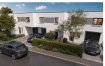 Cette maison unifamiliale en VEFA Lot 2, construite par Maisons Tradilux au sein du lotissement Im Herbstfeld à Blaschette, développe une surface habitable de 123,94 m² répartie sur deux niveaux. Le rez-de-chaussée s'organise autour d'un hall d'entrée de 10,85 m², d'une cuisine indépendante généreuse de 14,97 m², d'un séjour de 26,00 m² directement ouvert sur la terrasse SUD de 21,22 m², d'une chambre parentale de 12,29 m² avec salle de bain privée attenante, d'une buanderie de 7,35 m², d'un WC séparé et d'un garage intégré de 18,00 m². À l'étage, trois chambres de 13,49 m², 12,44 m² et 12,67 m² sont desservies par une salle de bain complète de 9,66 m². La maison bénéficie d'un jardin privatif de ±210 m².

Les prix de la construction sont fixe, non soumis aux index

La construction répond aux normes énergétiques les plus exigeantes du Grand-Duché. Le chauffage est assuré par une pompe à chaleur VIESSMANN Vitocal 150A avec chauffage par le sol sur l'ensemble de la surface habitable et production d'eau chaude sanitaire par ballon de 250 litres. La ventilation est réalisée par une VMC double flux avec récupération de chaleur. Les menuiseries extérieures en PVC anthracite/blanc REHAU ou SCHÜCO sont à triple vitrage (U-wert < 1,00 W/m².K) avec volets roulants électriques. L'isolation thermique par l'extérieur est de 160 mm de polystyrène graphité (U-wert = 0,13 W/m².K). Les équipements sanitaires Van Marcke comprennent : 2 WC suspendus Villeroy & Boch avec plaque de commande TECE, meuble simple vasque 60 cm en salle de bain parentale, meuble double vasque 120 cm avec miroir LED en salle de bain principale, douche thermostatique Zucchetti 120×90 avec colonne et douche de tête, lave-main. Carrelage 60×60 au rez-de-chaussée, parquet stratifié à l'étage. Porte de garage sectionnelle Hörmann 2,50 m × 2,12 m automatisée. Passeport énergétique classe A.

Cette maison mitoyenne est implantée dans le lotissement Im Herbstfeld, voie sans issue garantissant calme absolu et sécurité pour les familles. La terrasse de 21,22 m² et le jardin privatif de ±210 m² sont orientés plein SUD, offrant un ensoleillement maximal sur l'espace de vie extérieur.

Blaschette, village résidentiel de la commune de Lorentzweiler, bénéficie d'une localisation stratégique au cœur du Grand-Duché. L'autoroute A7 est accessible en quelques minutes pour rejoindre le Kirchberg en 15 minutes et Luxembourg-Ville en 20 minutes. Mersch et ses commodités sont à 10 minutes. L'école fondamentale de Lorentzweiler est à 3 minutes, les transports en commun desservent le centre-ville de Luxembourg depuis un arrêt situé à proximité immédiate.

Prix indiqué TTC TVA mixte (3%/17% selon Art. 44ter Loi TVA LU ? plafond 50 000 €/logement), sous réserve de l'autorisation de l'Administration de l'Enregistrement, des Domaines et de la TVA (AED). Les plans et aménagements intérieurs présentés sont susceptibles d'être modifiés, sous réserve d'acceptation du Constructeur (Maisons Tradilux) et dans le respect des autorisations urbanistiques délivrées par la Commune de Lorentzweiler.