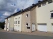 Duplex Location 3 chambres à Goesdorf - 1 180 € Spacieux duplex à louer dans le village de Goesdorf.
Niveau 1:
- hall d'entrée
- wc séparé
- beau séjour / salle à manger
- cuisine équipée séparée avec sortie sur balcon
- buanderie et débarras.
Niveau 2:
- 3 chambres à coucher
- salle de bain avec douche, wc, lavabo.
Garage, petit espace de jardin derrière le garage.
