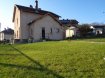 Maison Vente 2 chambres à Rosselange - 148 000 € Au calme, maison mitoyenne 1 côté de type F4 de 83.65m² habitables sur terrain de 4.12 ares. Composée d'une entrée desservant un salon - salle à manger de 30m², cuisine séparée avec accès terrasse et jardin, salle d'eau avec toilettes. A l'étage : 2 chambres (11m² avec placards aménagés et 17m²) , un bureau en entresol. Une cave | chaufferie | buanderie au sous-sol. A l'extérieur : terrasse, jardin clos et garage fermé. Chauffage individuel GAZ, double vitrage.