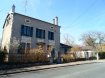 Maison Vente 9 chambres à Mancieulles - 190 000 € Bien de caractère en exclusivité sur Mancieulles, à rénover ! Charmante propriété de 240m² hab, lumineuse, sur parc clos et arboré de 24 ares 35. Elle se compose d'un rdc avec une entrée, un spacieux dégagement offrant un salon/séjour, une cuisine/coin repas, un bureau, un wc séparé, un accès extérieur. Et en extension, un ancien cabinet médical d'environ 60m² hab offrant 3 pièces avec son entrée indépendante. Son bel escalier nous amène au 1er étage avec un beau pallier desservant 4 ch de beaux volumes, une sdb et un wc séparé. Au 2ème étage: un grenier de plusieurs anciennes pièces aménageables avec points d'eau et chauffage. Le tout avec un sous-sol complet, une dépendance de 2 grands garages, un poulailler, un atelier et une verrière. Son jardin avec ses arbres fruitiers, son coin potager et son espace détente sauront vous combler. Sans vis-à-vis, en fond d'impasse ! Toiture, chaudière et électricité rénovés...prévoir fenêtres, isolation et décoration générale. Visite virtuelle: https://app.immoviewer.com/portal/tour/1174212 Honoraires inclus : 5.29% (charge vendeur) Agence AGORA : 03.82.20.25.26.