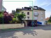 Maison mitoyenne Vente 3 chambres à Bissen - 645 000 € SCHAUS Immobilier vous propose à la vente cette charmante maison implantée dans le village de Bissen.
La maison se compose comme suit :
- L'entrée se fait par le hall d'entrée, depuis lequel les pièces mentionnées ci-dessous sont accessibles.
- Un salon/salle à manger d'une surface d'environ 25,00m2, dont le sol est recouvert par du parquet.
- Une cuisine semi-ouverte ( - 8,00m2) avec un accès à la terrasse et au jardin.
- Un WC séparé.
Un escalier en bois permet d'accéder au premier étage.
- Un grand palier ( - 11,50m2), pouvant également servir de bureau, dessert les pièces suivantes. Le sol de cette pièce est recouvert de parquet.
- Une salle de bains avec douche, baignoire, WC et double vasque.
- Deux chambres dont les surfaces respectives sont d'environ 11,00m2 et 14,50m2
Depuis le palier susmentionné, un escalier mène au second étage où se trouve une troisième chambre dans un grand grenier aménager ( -30,00m2).
La maison dispose d'un beau jardin naturel, idéalement exposé au soleil.
Dans le jardin se trouve une terrasse couverte.
L'offre est complétée par une cave et un carport.
La maison se trouve dans une rue calme et agréable, à proximité de toutes les commodités, notamment :
- Les accès aux axes de circulations ; le Kirchberg se trouve à 20 minutes en voiture, la Zone Artisanale « Jauschwis » se trouve à 5 minutes.
- Le futur datacenter de Google sera implanté à Bissen.
- Les commerces de proximité se trouvent dans le village, ainsi qu'à Mersch (5 minutes en voiture).
- Des crèches et des écoles se trouvent dans les environs.
- Bissen est desservi par des bus, reliant la localité à Mersch et à Luxembourg-Ville.
En ce qui concerne les équipements de la maison, il convient de souligner que :
- Les fenêtres sont en double vitrage.
- La toiture est en ardoise.
- Le chauffage est au mazout.
- Le passeport énergétique est disponible : G-G
Nous sommes à votre entière disposition pour tout renseignement complémentaire et un rendez-vous de visite.
La commission est à la charge du vendeur.
Ref agence :VM0291