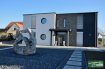 Villa Location 5 chambres à Mondorff - 3 300 € c.c. MONDORFF - HIMELING ( France)
Prix Location : 3300' hors charges.
Tempocasa Mondorf-les-Bains vous propose une villa contemporaine à Himeling, construite en 2013 à vendre de 480 m² habitables avec piscine chauffée positionnée sur un terrain de 72 ares ( appropriés pour chevaux) à 3 km du Golf de Preisch, à 3 km de Mondorf-les-Bains (L), à 6 km de Frisange (L), accès rapide sur les autoroutes, à 20 minutes de Thionville et à 25 minutes de Luxembourg-Ville.
La villa propose 2 grandes terrasses exposées plein sud, dont une de 250 m² se trouvant à l'étage.
La villa se compose d'un rez-de-chaussée de 360 m², avec 5 chambres, 2 salles de bain avec baignoire et douche, 2 dressings, une grande cuisine ouverte de 35 m² , un séjour et salle à manger de 70 m², desservis par un hall d'entrée de 40 m² donnant sur une grande terrasse avec plage piscine.
Au même niveau se trouvent une buanderie, un débarras et un grand garage pour 2 voitures.
Renseignements : 26 54 31 48 / 661 57 25 02
Ref agence :JP110