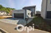 Maison Vente 3 chambres à Villerupt - 397 000 € Orpi Villerupt Immobilier vous propose en exclusivité une maison individuelle RT 2012, neuve de 2019, située dans le quartier résidentiel de Cantebonne. Vous serez séduit par ce magnifique bien alliant sobriété et modernité. Située dans une rue calme à sens unique à proximité des champs, elle se compose, au rez-de-chaussée, d'une entrée de 7m² s'ouvrant sur un grand séjour lumineux de 46m². Deux baies coulissantes de 3 mètres donnent accès à une grande terrasse sur dalle et un jardin clos d'environ 2 ares. Le séjour entièrement carrelé est doté d'une cuisine équipée haut de gamme de 6 mètres ouverte avec table ilot . Le rez de chaussée est également composé d'un wc indépendant avec lave-main et d'un cellier/buanderie permettant l'accès à un double garage de 36m2 avec porte automatique et toiture végétalisée. Dans le séjour, un superbe escalier quart tournant ouvert, permet l'accès au premier étage. Celui-ci est composé de deux chambres (12m2), d'un bureau (8m2), et d'une salle de bain avec double vasque et douche à l'italienne. Concernant les prestations : Éclairage intérieur à led avec télécommande - Volets électriques métalliques pilotables à distance - Satinitaire Grohe - Extérieurs clôturés et pavés - Eclairage extérieur avec détecteur de présence - Prestations haut-de-gamme sur l'ameublement salle de bains et cuisine - Aucunes finitions à prévoir. Pour plus de renseignements, contactez Aurore au 06 78 34 12 12 397000 euros Honoraires à la charge du vendeur.