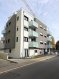 Appartement Location 1 chambre à Kayl - 1 150 € Appartement meublé de 42 m2, plein sud, 3e étage, situation calme et vue sur parc sans vis-à-vis. Plein centre-ville de Kayl à 5 minutes à pied de la gare et supermarché Cactus, proximité accès autoroutes.
Entrée avec placard intégré, cuisine équipée (réfrigérateur, congélateur, four combiné, hotte aspirante, lave-vaisselle) avec plan de travail en granit et ouverte sur séjour, coin bureau, salle d’eau avec WC suspendu et douche italienne, chambre à part avec grand placard intégré (lit 160x200).