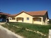 Maison Vente 3 chambres à Mamey - 230 000 € Secteur calme et verdoyant. Vaste Pavillon des années 2000 offrant 167 m2 de surface habitable sur une parcelle de 1038 m2. Très beaux volumes. Au Rdc : Une cuisine équipée ouverte sur salon séjour de plus de 60m2 avec accès directe sur terrasse et jardin, 3 chambres dont une suite parentale avec salle de bains à terminer. Grenier aménageable et un sous sol. Tout confort, a voir rapidement
