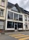 Local commercial Location à Ettelbruck - 3 500 € -- FR --A LOUER -un local commercial avec un appartement d une surface de +/- 405m2, au Centre d'Ettelbruck, à 2 pas de la gare et de la zone piétonne.Le bien se réparti comme suit:espace commercial de +/-300m2 (RDCH + 1ER ETAGE) comprenant au rdch, une grande pièce ouverte avec un bar, espace bureau et à l'étage aussi grand espace ouvert, bureau, WC et débarras.Appartement au 2ème étage de +/-80m2 qui se compose d un hall menant vers l espace vie une chambre et salle de bain. Une mezzanine complète cet étage.Au sous sol: grande cave de +/-170m2 pour stockage.Rafraîchissement à prévoir!Pour plus d informations, n'hésitez pas à contacter le nr. 621589136.Ref agence :72865