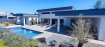 Maison Vente 4 chambres à Sarreguemines - 920 000 € Sarreguemines - Splendide villa 240 m². Chez Nord Sud Immobilier - Superbe villa contemporaine de plain-pied à Sarreguemines
Située dans un environnement calme et sans vis à vis, celle villa d'architecte construite en 2021 allie confort, modernité et prestations haut de gamme.
Elle offre une qualité de vie rare grâce à ses volumes généreux, ses matériaux récents et ses équipements de dernière génération. Tout y est penser à la perfection.
Dès l'entrée, vous serez séduits par la grande pièce de vie lumineuse, prolongée d'une terrasse spacieuse, parfaite pour des moments de détente en extérieur. La piscine chauffée complète ce cadre idyllique.
Elle dispose également de 4 chambres dont une suite parentale avec salle d'eau privative et dressing.
Une salle de bain, 2 WC, une buanderie et un cellier viennent compléter ce bien.
Cette maison est astucieusement divisée entre espace jour et espace nuit.
Un garage de 3 véhicules est attenant avec un atelier et une chaufferie.
Prestations :
- Chauffage au sol par une pompe à chaleur ;
DPE A / GES A - excellente performance énergétique
- Aspiration centralisée
- Volets électriques en aluminium
- Accès au quartier par un portail sécurisé
En bref, une villa clé en main, idéale pour une famille en quête de tranquillité et de prestations de standing, à quelques minutes du centre ville de Sarreguemines.
Ne ratez pas cette opportunité !
Contactez Nord Sud immobilier au 0372640102