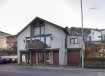 Maison individuelle Vente 3 chambres à Wiltz - 770 000 € Maison unifamiliale avec 4 garages
Année de construction: 1992
Surface brute: /- 450 m2
Surface habitable: /- 250 m2
Passeport énergétique: F-F
Libre de 4 côtés, cette propriété se compose ainsi:
*Rez-de-chaussée:
Hall d'entrée avec cage d'escalier ouverte vers les étages
4 garages, dont une avec porte sectionnelle électrique
Cave-débarras
Cave-chaufferie avec cuve mazout
Buanderie
Coin atelier (aménageable comme surface commerciale ou bureau)
*1er étage:
Hall, WC séparé
Living-Salle à manger avec belle cheminée, sortie vers le balcon
Grande cuisine familiale équipée avec accès vers la véranda, sa terrasse arrière et le jardin
Bureau ou Dressing
1 chambre à coucher avec accès vers la grande salle de bains (baignoire, douche, WC, bidet, meuble avec double lavabo)
Passage privatif du jardin à la rue derrière la maison (rue des Remparts)
*2e étage:
2 chambres à coucher mansardées avec accès sur le balcon
Salle de douche
2 greniers aménageables
Informations complémentaires:
Fenêtres double vitrage de 1992
Cage d'escalier ouverte en acier et marbre, garde-corps en fer forgé
Dalles en béton
Sols en carrelage et laminât
Toiture isolée ardoises (laine de verre 10 cm)
Façade isolée
Chauffage au mazout VAILLANT avec boiler eau chaude
Chauffage au sol, au 1er étage radiateurs
Pour de plus amples renseignements ou pour une visite, contactez nous: info@immowolz.lu / 352 95 82 59 -1
Großes Einfamilienhaus, 4 Seiten frei
Baujahr: 1992
Bruttofläche: /- 450 m2
Wohnfläche: /- 250 m2
Energiepass: F-F
Erdgeschoss:
Eingangshalle mit offener Treppe zu den oberen Etagen
4 Garagen, eine davon mit elektrischem Garagentor
Lagerkeller
Heizraum mit Öltank
Waschküche
Werkstatt/Atelier (zum Umbau als Einzelhandels- oder Büroraum geeignet)
1. Etage:
Flur, separates WC
Wohn-Essbereich mit schönem Kamin, Zugang zum Balkon
große Einbauküche mit Zugang zur Veranda, zur hinteren Terrasse und zum Garten
Büro oder Ankleidezimmer
1 Schlafzimmer mit Zugang zum großen Badezimmer (Badewanne, Dusche, WC, Bidet, Schrank mit Doppelwaschbecken)
Privater Durchgang vom Garten zur Straße hinter dem Haus (rue des Remparts)
2. Stock:
2 Mansardenzimmer mit Zugang zum Balkon
Bad mit Dusche
2 ausbaubare Dachböden
Weitere Informationen:
Fenster Doppelverglasung von 1992
offene Treppe aus Stahl und Marmor, schmiedeeisernes Geländer
Betondecken
Fliesen- und Laminatböden
isoliertes Schieferdach (10 cm Glaswolle)
isolierte Fassade
VAILLANT Ölheizung mit Warmwasserkessel
Fußbodenheizung, im 1. Stock Heizkörper