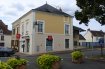 Immeuble de rapport Vente à Saint-Cosme-en-Vairais - 149 950 € CENTRE VILLE. C IMMOBILIER vous propose dans une petite ville commerçante entre La Ferté Bernard et Mamers. Immeuble locatif entièrement loué composé en rez-de-chaussée: local professionnel loué 400 EUR/mois, en parfait état, climatisé. Au 1er étage: appartement de type F3 loué 370 EUR/mois en parfait état. Au 2ème étage: studio loué 270 EUR/mois. Chauffage collectif fuel avec répartitions des charges. Jardin clos sur l'arrière, l'ensemble pour 291 m2.