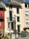 Maison individuelle Location 3 chambres à Ettelbruck - 1 400 € Belle maison mitoyenne rénové de +/- 130 m2 avec 3 chambres à coucher, cuisine équipée, salon avec salle à manger, salle de bains avec WC, terrasse/veranda, buanderie et une cave.
Situation tranquille à quelques minutes de la zone piétonne avec toutes ses commodités, de la Gare, du Centre Hospitalier du Nord et du Lycée technique.
Disponible: 1 juillet 2018
Ref agence :1134