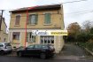 Immeuble de rapport Vente 5 chambres à Joudreville - 71 000 € Mandat de Vente N°2282
Immeuble à la rénovation comprenant :
En rdc : 1 appartement de type F3 : Entrée, pièce de vie avec cuisine, salle d'eau avec wc, 2 chambres.
Au 1er : 1 appartement de type F4 loué 550 €/mois : Entrée, cuisine, pièce de vie, 1 chambre, salle d'eau, wc, Au 2ème : 2 chambres mansardées.
Sous-sol : cave, chaufferie. Jardin de côté.
2 garages 1VL.
Information techniques :
- Chauffage central (à revoir)
- Travaux à prévoir (toiture, remise aux normes de la partie électrique, poste de chauffage, fenêtrage, réfection intérieure).
Ce bien a retenu votre attention ?
Pour une éventuelle visite ou information complémentaire, contactez nous.
La Centrale Immobilière de Piennes et Jarny au : 03.82.22.45.44.
Nous sommes à votre disposition du mardi au samedi.