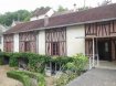 Maison Vente 4 chambres à La Chartre-sur-le-Loir - 128 400 € . Un ensemble immobilier comprenant :1 - Une maison d'habitation : 3 pièces, cuisine, WC et salle d'eau. Escalier menant au 1er étage: 4 chambres, un petit cabinet de toilette. ,Grand grenier sur le tout. A l'extérieur terrasse fermée. Sous-sol complet. Une buanderie. ,Petites dépendances variées. Une grande cour. Un puits. Une cave avec pressoir, une petite dépendance fermée avec cheminée. Une autre cave avec avant cave. Un garage. 2 - Un logement : cuisine, salle d'eau WC, une grande salle de séjour, une grande chambre, grenier à la suite, entrée extérieure par une échelle. 3 - Un autre logement : Une cuisine, une salle d'eau avec WC. Une chambre avec entrée par la cuisine. Une autre chambre donnant sur la rue de la Belle Étoile. Grenier. Le tout sur 509 m2.
