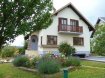 Maison Vente 3 chambres à Ingwiller - 195 000 € SOUS COMPROMIS DE VENTE
Charmante maison avec vue dégagée
Terrain aménagé et arboré sur 8,3 ares
Surface totale habitable 130 m2, 6 pièces dont 3 chambres à coucher
Prix : 195 000 €
* Honoraires d’agence à la charge du vendeur. Frais de notaire en sus
RDC 75 m2 :
Un couloir d’environ 8 m2
Une cuisine (3 m x 2,80m) ouverte sur une pièce (4,35 m x 6,15 m) donnant sur une terrasse
Un grand séjour et SAM (7,5 m x 3,5 m) 28 m2 comprenant une cheminée
Une SDB (2 m x 2,35 m) 4,5 m2 une vasque et une baignoire
WC séparé
Etage 55 m2
2 chambres 13m2 (3,4 m x 3,7 m) accès à un balcon
1 grande chambre 22 m2 (5,6 m x 4 m) Sud-Ouest
1 SDB avec douche, vasque et un WC (2 m x 2,6 m)
Au même niveau un grenier aménageable environ 18 m2
Sous sol 75 m2 :
Double garage (9,8 m x 3,6 m)
Buanderie
Cave, Chaufferie
Diverses indications :
Construite dans les années 70, elle est située au 2 rue du Bannholz à Ingwiller,
5-10 minutes à pieds de la gare
Fenêtres en bois double vitrage, volets roulants
Terrasse, jardin, pelouse et arbres fruitiers
Chauffage central mazout, chaudière De Dietrich récente
Nombreux placards et divers rangements
DPE : D 227 kWh F 68 kg
Taxe foncière 520 €
Située dans le quartier résidentiel sur les hauteurs d’Ingwiller, cette charmante maison est habitable de suite après une remise au gout du jour. Son beau terrain avec ses arbres fruitiers est un plus pour les amateurs.
La ville d’Ingwiller qui compte 4200 habitants est facilement accessible par la route, les activités commerciales et artisanales sont très soutenues et variées, la gare SNCF à quelques minutes permet de vous rendre rapidement à Strasbourg (15 liaisons/ jour environ 35 minutes)
La commune se situe dans le parc naturel des Vosges du nord ou la biodiversité de la région lui confère un cadre de vie rural propice à l'évasion.
N’hésitez pas à me consulter pour avoir des renseignements complémentaires.
Photos supplémentaires sur demande et vidéo sur WhatsApp
Pierre Bernhardt Négociateur indépendant en immobilier pierre-bernhardt@hotmail.fr
Tel 06 07 47 40 05 Siren: 315571521
Agent mandataire de : Sarl IMGELOC siège social 17 rue des Romains 67110 Niederbronn les Bains
Siret 50092522700018 Carte Prof. N° 661/2007 mandats 348 020