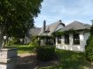 Maison Vente 8 chambres à Stegen - 988 000 € Belle maison individuelle, construite en 1987 sur un terrain de 12.85 ares, en situation calme, et offrant une surface habitable de +/- 400 m2.
La maison, en bon état, disposant de 8 chambres à coucher et d'une surface habitable de +/- 400 m2, se compose comme suit:
Rdch.: hall d'entrée, wc séparé, bureau, living/salon spacieux avec accès sur une grande terrasse et dans le jardin, cuisine équipée avec accès sur la même terrasse, bureau, petit salon télé avec possibilité de faire un feu ouvert, 2 chambres à coucher, débarras, garage pour 2 voitures et chaufferie
1er étage: hall de nuit, 6 chambres à coucher, salle de bains (avec baignoire, douche et WC)
Combles aménageables.
Situation tranquille au bord du village et à 5 minutes de l'autoroute, belle terrasse et jardin soigné.
Disponibilité à convenir.
Ref agence :1028