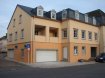 Appartement Location 3 chambres à Bech-Kleinmacher - 1 700 € Texte français/english ci-dessous
Helles, hochwertig neuwertiges Appartement unweit der Mosel und der Weinberge in Bech-Kleinmacher.
Das Appartement befindet sich im 2. Stock eines sehr gepflegten Mehrfamilienhauses und besteht einem grossen Wohn/Esszimmer mit offener Küche 3 Schlafzimmern, davon 2 mit Ankleidezimmer, einem luxuriösen Badezimmer mit Dusche, sowie einem separaten WC, einer Abstellkammer, und einem weiteren Zimmer im Dachgeschoss, welches als Sommerküche genutzt werden kann, da es sich direkt neben dem Zugang zur sonnigen und Dachterrasse (21m2) befindet. Die komplette Wohnung ist mit Hochglanz Granitböden und Fussbodenheizung ausgestattet.
Im Erdgeschoss findet man eine Gemeinschafts-Waschküche, den zur Wohnung gehörenden Keller und einen Garagenparkplatz.
CDI vorausgesetzt, min 4.000 netto Gehalt, Nichtraucher, keine Tiere
Bech-Kleinmacher gehört zu den Perlen der luxemburgischen Mosel. Von der Residenz sind es nur wenige Meter zu den berühmten Weinbergen und der Natur pur. In der anderen Richtung gelangt man direkt ans Moselufer mit seinen weitläufigen Promenaden. Remich ist etwa 2 km entfernt und bietet alle Einkaufsmöglichkeiten, sowie sehr gute Verkehrsanbindungen an.
Appartement lumineux et de qualité non loin de la Moselle et des vignobles à Bech-Kleinmacher.
L'appartement est au 2ème étage d'un immeuble très bien entretenu et se compose d'un grand séjour/salle à manger avec une cuisine ouverte, 3 chambres dont 2 avec dressing, une luxueuse salle de bain avec douche et un WC séparé, un débarras et une autre pièce au dernier étage, qui peut être utilisée comme cuisine d'été car elle est située juste à côté de l'accès à la terrasse ensoleillée et sur le toit (21m2). L'ensemble de l'appartement est équipé de sols en granit brillant et d'un chauffage au sol.
Au rez-de-chaussée vous trouverez une buanderie commune, la cave appartenant à l'appartement et une place de parking en garage.
CDI, salaire Euro 4.000 net, non-fumeur, pas d'animaux.
Bech-Kleinmacher est l'une des perles de la Moselle luxembourgeoise. De la résidence, il n'y a que quelques mètres des célèbres vignobles et de la nature pure. Dans l'autre sens, vous arrivez directement sur les rives de la Moselle avec ses vastes promenades. Remich est à environ 2 km et offre tous les commerces ainsi que de très bonnes liaisons de transport.
Bright, high-quality apartment not far from the Moselle and the vineyards in Bech-Kleinmacher.
The apartment is on the 2nd floor of a very well-kept apartment building and consists of a large living/dining room with an open kitchen, 3 bedrooms, 2 of which have a dressing room, a luxurious bathroom with shower and a separate toilet, a storage room and another room on the top floor , which can be used as a summer kitchen as it is located right next to the access to the sunny and roof terrace (21m2). The entire apartment is equipped with high-gloss granite floors and underfloor heating.
On the ground floor you will find a communal laundry room, the cellar belonging to the apartment and a garage parking space.
CDI provided, min. 4.000 Euro net income, non-smoking, no animals
Bech-Kleinmacher is one of the pearls of the Luxembourg Moselle. From the residence it is only a few meters to the famous vineyards and pure nature. In the other direction you get directly to the banks of the Moselle with its extensive promenades. Remich is about 2 km away and offers all shopping facilities as well as very good transport connections.