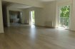 Appartement Location 3 chambres à Walheim - 945 € c.c. Appartement de type F5 entièrement rénové proche d'ALTKIRCH d'une superficie de 116m² situé très au calme avec extérieurs.
Il comprend :
1 Entrée,
1 Cuisine équipée ouverte sur 1 Salon/Séjour de 40m²,
3 Chambres,
1 Salle de bain avec douche et baignoire,
1 Wc.
Un Garage Individuel vient compléter cette location.