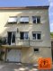 Maison Vente 3 chambres à Ars-sur-Moselle - 206 000 € Maison à vendre Ars-sur-Moselle. EN PLEINE NATURE : Venez découvrir cette maison à rafraîchir idéalement placée dans un écrin de verdure en retrait de la route. Au premier niveau, elle se compose d'un vaste salon-séjour sur parquet avec accès balcon orienté plein sud. Cuisine spacieuse indépendante, ainsi qu'un WC. A l'étage, vous y trouverez 3 chambres ainsi qu'une salle d'eau avec WC. A l'extérieur, une terrasse de 40 m² vous attends ainsi qu'un petit jardin. Cette maison possède également deux garages avec portes motorisées.
Ce petit coin verdure mérite un bon rafraîchissement mais le potentiel est très bon. A visiter absolument.
Mandat N° 1460. Honoraires à la charge du vendeur.