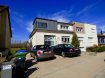Maison jumelée Vente 4 chambres à Bascharage - 1 290 000 € Schaus Immobilier propose à la vente cette belle maison jumelée, implantée dans un quartier résidentiel de Bascharage, commune de Kaerjeng.Au rez-de-chaussée, l'accès à la maison se fait par un hall d'entrée dont le sol est revêtu de pierre naturelle permettant d'accéder à :- Une cuisine équipée et aménagée bénéficiant d'une très bonne luminosité de la part de la salle à manger attenante.- Une grande salle à manger (environ 37,60m2) très lumineuse dont le sol est recouvert de bois, disposant de grandes baies vitrées donnant sur le jardin.- Un grand salon (environ 37,60m2) avec accès à la terrasse et au jardin.- Une salle de douche avec WC.Au rez-de-chaussée se trouve par ailleurs un espace bureau disposant d'une entrée séparée, se composant de deux pièces d'une surface totale d'environ 31,00m2 ainsi que d'un WC séparé. Il est possible d'aménager cet espace en deux chambres.Au premier étage, un hall de nuit dessert :- Une salle de bains disposant d'une fenêtre vers l'extérieur.- Une première chambre d'une surface d'environ 14,50m2 dont le sol est recouvert de parquet.- Une deuxième chambre d'une surface d'environ 16,60m2 dont le sol est recouvert de parquet, équipée d'une armoire intégrée.- Une troisième chambre d'une surface d'environ 16,70m2 dont le sol est recouvert de parquet.Au sous-sol de la maison se trouvent :- Un atelier- Une réserve- Une buanderie/chaufferie- Un garage avec porte motorisée.- Devant la maison se trouvent trois emplacements extérieurs.La maison dispose d'un beau jardin naturel avec une grande terrasse en bois, sans vis-à-vis postérieur.En ce qui concerne les équipements du bien :- Fenêtres en double/triple vitrage- Toiture en zinc et ardoise- Chauffage au gaz- Dalles en bétonNous sommes à votre disposition pour tout renseignement complémentaire et un rendez-vous de visite.Les honoraires de négociation sont à la charge du vendeur.