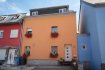 Maison Vente 4 chambres à Bissen - 560 000 € Belle maison unifamiliale mitoyenne, rénovée et très bien agencée. Elle se compose comme suit :Rez-de-chaussé : un grand hall d'entrée, un wc. sép., une cuisine équipée, un salon ' salle a manger ouvert et avec accès sur terrasse arrière maison.Étage : deux chambres à coucher, un bureau , une salle de douche, un débarras.2 éme étage : deux chambres à coucher, un dressing ou bureau, une salle de bain, un grenier.Existe également une cave, une terrasse et un emplacement extérieur.Cette maison est très bien entretenue offrant la possibilité d'y habiter sans devoir faire des rénovations.Peux convenir à une famille nombreuse car les bureaux peuvent servir de chambres d'enfant.Autres équipements :Chauffage central, double vitrage, façade isolée, toit isolé, volets électriques , installation pour aspiration central.Situé à proximité de toutes commodités.Passeport énergétique en cours.Les honoraires d'agence sont inclus dans le prix de vente et sont entièrement à charge du vendeur.Ref agence :BCVJ6