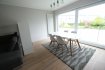 Luxembourg Gasperich, 4 rue Jean-Pierre KEMMER  
Très bel appartement meublé et très lumineux de 70 m2 habitable au premier étage avec ascenseur, dans une résidence de 2008 et comprenant :  
Entrée avec placard, living et salle à manger avec parquet au sol, accès balcon de 5m2, une grande cuisine équipée ouverte, accès balcon, un WC séparé, une salle de douche, couloir de nuit avec placard, une chambre à coucher avec lit 2 mètres x 2 mètres, grand placard, parquet au sol, une buanderie au sous-sol avec lave-linge et sèche-linge SIEMENS, une cave de 6.6 m2, un emplacement de parking sur plateau mécanique. Animaux interdits. Libre de suite. Pour un couple au maximum.  
Contrat de bail d'un an minimum.  
Frais d'agence : un mois de loyer + TVA, 50% à charge du locataire, 50% à charge du bailleur. Contact et visites : Rosalba MAITRE, téléphone : 691 550 189, email : rosalba@parkagence.lu & Arianna GHITTINO, email: arianna@parkagence.lu