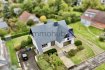 immohub, votre partenaire immobilier à Kehlen, a le plaisir de vous présenter cette maison unifamiliale libre de 4 côtés située en troisième rangée sur un terrain de 13,63 ares.
Construite en 1974 et implantée dans un quartier résidentiel calme et agréable, cette propriété offre une surface totale d'environ 345,60 m².
Cette maison spacieuse dispose de cinq chambres à coucher, d'un garage double, de 5 à 6 emplacements extérieurs, d'un vaste séjour ainsi que de deux salles de douches.

Composition du bien : 
RDC : (HSP : 2,56 m)
-Hall d'entrée avec garde-robe : 22,55 m²
-WC séparé 1,58 m²
-Double séjour avec cheminée ouverte : 45,00 m²
-Cuisine équipée indépendante 20,60 m²
-Chambre I avec garde-robe sur mesure : 21,86m²
-Salle de douche en suite : 8,60 m²
-Débarras 1,60 m²
-Terrasse avec marquise orientée Nord-Est : 29,00 m²
-Terrasse avec marquise orientée Sud-Ouest : 15,00 m²

R+1 :
-Hall de nuit avec garde-robe: 10,85 m²
-Salle de douche 3,40 m²
-Chambre II : 12,05 m² avec sortie balcon I 10,15 m²
-Chambre III : 12,00 m² avec sortie balcon I
-Chambre IV : 15,00 m²
-Grenier non aménagé 19,15 m² (préinstallations : électricité, chauffage, volets)
-Chambre V : 17,80 m² avec sortie balcon II 5,45 m²

R-1 : 
-Hall de cave : 3,30 m²
-Salle de bain / Préinstallation SAUNA : 18,75 m²
-WC séparé : 1,50 m²
-Buanderie : 11,40 m²
-Local technique : 25,00 m²
-Cave : 26,00 m²
-Garage pour deux voitures : 47,60 m²

Informations complémentaires : 
-Chauffage au Mazout ( 3x 1500L); Chaudière Viessmann 2011 avec bouler d'eau chaude
-Triple vitrage / Châssis en bois (int) et ALU (ext) / Volets électriques / Pas de volets pour les chambres II & III -> Marque Zöllner 2006
-Surface habitable : ± 192,90 m²
-Surface brute : ± 345,60 m²
-Orientation : Nord-Est
-Système d'alarme
-Dalles en béton
-Porte de garage motorisée Hörmann
-Classe énergétique : G / G
-Climatisation LG installée en 2021 (Chambre II / III / IV / V) par Cool Concept
-Abri de jardin sur dalle en béton avec électricité
