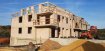 Penthouse Vente 3 chambres à Boevange-sur-Attert - 698 000 € F&N Promotion sàrl stellt Ihnen dieses luxuriöse Penthouse vor, welches sich durch die Fläche von +/-113m2 und einer Terrasse mit der Fläche von +/-69m2 die um die ganze Wohnung herum, auszeichne – schlichte und zugleich moderne Architektur die Wohlbefinden und Umwelt verbindet.
Das Penthouse befindet sich in Boevange-sur-Attert, einige Minuten von Bissen und Mersch entfernt, in einer Residenz mit 5 Einheiten (Energieeffizienz- und Wärmeschutzklasse A/A/A), auf dem obersten Stockwerk. Es ist auch die einzige Wohnung auf diesem Stockwerk.
Es beinhaltet ein gut beleuchtetes, helles Wohnzimmer mit offener Küche, drei große Schlafzimmer (eins davon mit Dressing und Badezimmer), insgesamt zwei Badezimmer und ein Gäste-WC, sowie auch einen privaten +/- 6m2 Keller. Zudem steht auch ein Dachboden zur Verfügung. Außerdem besteht eine Möglichkeit direkten Zugang aus dem Aufzug in die Wohnung zu bekommen.
Weitere Extras der Wohnung sind eine Bodenheizung, Dreifachverglasung, elektrische Rolladenkästen, mechanische Ventilation, Schallschutzdämmung, thermische Dämmung, Wärmepumpe, usw. Zudem haben Sie die Möglichkeit selbst Ihre Bodenbeläge (Fliesen / Parkett) zu bestimmen.
Es besteht auch die Möglichkeit solange sich das Projekt in der Bauphase befindet Ihnen verschiedene Wünsche zu erfüllen, wie beispielweise Stromverteilung, Innenmauern, verschiedene Anschlüsse für Küche und Bad, etc.
*** Im Preis inbegriffen ist eine Doppelgarage, auf welcher zwei Autos Platz finden, sowie auch ein privater Stellplatz außerhalb des Gebäudes. Die Stellplätze sind alle im hinteren Teil des Gebäudes! ***
Der Waschraum, Fahrradraum und die Müllräume sind gemeinschaftlich.
Sollten Sie Interesse an dem Penthouse gefunden haben, mehr Informationen benötigen oder eventuell eine Besichtigung wünschen, so kontaktieren Sie uns bitte per E-Mail an info@fn-promotion.lu oder per Telefon an +352 621 139 988.
----------------------
F&N Promotion sàrl vous présente ce luxueux penthouse d'une surface de +/-113m2 et d'une terrasse de +/-69m2 qui entoure l'appartement - une architecture à la fois simple et moderne, alliant bien-être et environnement.
Le penthouse est situé à Boevange-sur-Attert, dans une résidence de 5 logements (classe énergétique A/A/A), au dernier étage. C'est aussi le seul appartement à cet étage.
Il comprend un séjour lumineux et bien éclairé avec cuisine ouverte, trois grandes chambres (dont une avec dressing et salle de bains), deux salles de bains et un WC sép., ainsi qu'une cave privée de +/- 6m2. Il y a aussi un grenier à votre disposition. Il y a aussi la possibilité d'avoir un accès direct de l'ascenseur à l'appartement.
D'autres équipements supplémentaires de l'appartement comprennent le chauffage au sol, triple vitrage, les volets roulants électriques, la ventilation mécanique double flux, l'isolation acoustique, l'isolation thermique, une pompe à chaleur, etc.
De plus, vous avez la possibilité de déterminer vos propres revêtements de sol (carrelage / parquet). Il y a aussi la possibilité, tant que le projet est en phase de construction, de répondre à différents souhaits, tels que le branchement électrique, les murs intérieurs, divers raccordements pour cuisine et salle de bain, etc.
*** Inclus dans le prix est un garage double avec place pour deux voitures, ainsi qu'un emplacement extérieur du bâtiment. Les places de parking sont toutes à l'arrière du bâtiment. ***
La buanderie, vélo / poussettes et les poubelles sont commun.
Si vous êtes intéressé par le penthouse, si vous souhaitez obtenir plus d'informations ou si vous souhaitez le visiter, veuillez nous contacter par e-mail à info@fn-promotion.lu ou par téléphone au +352 621 139 988