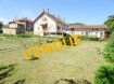 Maison Vente 3 chambres à Entrange - 312 000 € Entrange Maison f 5 sur 12 ares. Maison jumelée comprenant une entrée desservant une cuisine de 13.80 m² ( porte fenêtre sur terrasse), ouverte sur le séjour parqueté de 10.40 m² . Un salon parqueté de 14.80 m², une chambre de 14.40 m² et un wc complètent le rez de chaussée. A l'étage deux chambres et une salle de bains ( possibilité d'y rajouter une troisième chambre après travaux). Caves et dépendances. Garage. Un grand jardin clôturé de 12 ares dont une grande partie constructible . Double vitrage PVC, Chauffage gaz . A 5 minutes de l'entrée d'autoroute via Luxembourg. IMMODM 03 82 57 31 87 dont 4.00 % honoraires TTC à la charge de l'acquéreur.