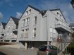 Appartement Vente 2 chambres à Wellenstein - 490 000 € Texte français ci-dessous.
Grosses, modernes und neuwertiges Duplex Appartement mitten in den Weinbergen in Wellenstein.
Das Appartement befindet sich in einer neuwertigen Residenz ( 2008 ) im 2. und 3.Stock. Von der Eingangshalle gelangt man in ein sehr großes Wohn/Esszimmer in L - Form. Von dort gibt es einen Zugang zum Balkon. Ein eindrucksvoller Designkamin passt sich harmonisch in den großen Wohnraum ein. Das Esszimmer mit großen, hellen Fenstern ist mit einer offenen, modernen Küche verbunden, die keine Wünsche offen lässt. Auf derselben Etage befindet sich eine Garderobe und eine separate Gäste-Toilette. Über eine Treppe gelangt man in den privaten Bereich mit 2 großen Schlafzimmern, einer praktischen Abstellkammer und einem großzügigen Designer Badezimmer. Das ganze Appartement befindet sich in einem gutem Zustand und ist angenehm hell und freundlich.
Im Erdgeschoss gibt es in der Garage einen geräumigen Stellplatz, einen Kellerraum mit Tageslichtfenstern und eine gemeinschaftliche Waschküche.
Grand duplex moderne en bon état au beau milieu des vignobles de Wellenstein.
L’appartement se trouve dans une résidence récente (2008) au 2me et 3me étage. Depuis le hall d’entrée on atteint un très grand salon/salle-à-manger en L avec accès au balcon. Une cheminée en design impressionnant s’incorpore harmoniquement dans cette pièce spacieuse. La salle-à-manger avec ses grandes surfaces vitrées communique avec une cuisine ouverte et moderne satisfaisant à tous les besoins. Un WC séparé et une garderobe sont au même étage.
Par le biais d’un escalier on atteint la partie privative de l’appartement avec 2 grandes chambres à coucher, un débarras et une grande salle de bains en design moderne. L’appartemenr se trouve dans un bon état et se présente accueuillant et lumineux.
Un emplacement spacieux pour voiture, une cave munie de fenêtres, ainsi qu’une buanderie commune sont au rez–de–chaussée.