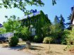 Maison jumelée Vente 5 chambres à Luxembourg-Cents - 1 400 000 € SCHAUS Immobilier vous propose à la vente cette magnifique maison libre de trois côtés construite en 1993.
Implantée dans un quartier calme et agréable de Luxembourg-Ville abordant une forêt et à proximité et de toutes les commodités, cette maison vous propose sur une surface d'environ 230m2 les prestations suivantes.
Au rez-de-chaussée, un hall d'entrée lumineux équipé d'un vestiaire, permet d'accéder aux pièces suivantes:
• Un WC séparé avec vaque. Cette pièce dispose d'une fenêtre
• Un grand salon/salle à manger d'environ 36,60m2 avec sol en terracotta. Cette pièce dispose d'un poêle à bois et bénéficie d'une excellente luminosité grâce aux fenêtres donnant et côté rue et côté jardin. Côté rue se trouve un balcon et côté jardin un balcon de 17,5 m2 ensoleillé. Le salon est ouvert sur la cuisine
• Une cuisine ouverte sur le salon, équipée et aménagée, dont le sol est également revêtu de terracotta. Les meubles de cuisine sont en bois (hêtre et ébène), faits sur mesure. La cuisine dispose d'une cuisinière à gaz avec four électrique.
Au premier étage un couloir équipé d'une armoire encastrée dessert les pièces suivantes:
• Trois belles chambres d'environ 14m2, 15m2 et 20m2. Le sol des chambres, tout comme le sol du couloir, est revêtu par du parquet en chêne massif.
• Une salle de douche avec WC et double vasque disposant d'une fenêtre.
Au second étage se trouvent:
• Deux grandes chambres (+/-21m2 et 26,50m2), avec du parquet en chêne massif au sol et disposant de fenêtres «chien-assis». La particularité de ces chambres est leur très belle hauteur sous plafond.
• Une salle de bains avec baignoire, WC et simple vasque.
Au premier sous-sol de la maison, qui est accessible depuis le hall d'entrée au rez-de-chaussée se trouvent les pièces suivantes:
• Un espace bureau
• Une cave à provisions
• Une buanderie et chaufferie
• Un garage pouvant accueillir une voiture. Un emplacement extérieur, équipé d'une borne pour recharger les voitures électriques.
Un second sous-sol offre deux vastes espaces aménageables.
La maison est bornée d'un beau et grand jardin naturel aménagé en terrasses, avec une partie terrasse ombragé par un châtaignier et pelouse, une partie potager et une dernière partie avec un petit étang. Le jardin est ensoleillé l'après-midi et en soirée.
Depuis le jardin, il y a un accès direct au chemin piéton descendant à Neudorf (5 min).
Deux fûts de récupération d'eau de pluie (600 litres) sont installées dans le jardin, permettant notamment l'arrosage du jardin.
Toutes les fenêtres de la maison sont en double vitrage avec des châssis en bois.
La maison est équipée d'une façade isolante à tous les étages, y compris le niveau cave.
Toutes les dalles de la maison sont en béton.
La toiture de la maison est en ardoise et est isolée.
La maison est chauffée par un chauffage au gaz, assisté de l'énergie solaire, contribuant au chauffage de l'eau.
Nous sommes à votre entière disposition pour tout renseignement complémentaire et un rendez-vous de visite.
Ref agence :883013