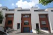 Maison mitoyenne Location 5 chambres à Luxembourg-Merl - 4 500 € Luxembourg MERL, Am Bongert, maison mitoyenne de 2005, de 240 m2 habitable sur 2a75ca de terrain, dans un quartier très calme et comprenant : entrée, WC séparé, grand living avec sortie terrasse de 14 m2 et jardin, mi-étage : salle de douche avec WC, premier étage : une salle de bains avec WC et baignoire, trois chambres à coucher avec parquet au sol, mi-étage : une salle de douche avec WC, dernier étage : grande chambre à coucher avec parquet au sol, terrasse de 10 m2, une chambre à coucher avec parquet, grand grenier. Sous-sol : garage fermé pour deux voitures, cave, buanderie, chaufferie (chaudière au gaz de 2024). Coffre-fort, alarme, entièrement repeinte à neuf.
Disponible le 1er octobre 2025. Contrat de bail de trois ans au minimum.
Frais d'agence : un mois de loyer + TVA, 50% à charge du locataire, 50% à charge du bailleur. Contacts et visites : Rosalba Maitre, téléphone : 691 550 189, email : rosalba@parkagence.lu & Arianna GHITTINO, téléphone : 691 205 573, email : arianna@parkagence.lu