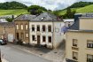 immohub, votre partenaire immobilier à Schwebsange, a le plaisir de vous présenter en exclusivité cette charmante maison de caractère, située au cœur du pittoresque village de Schwebsange, à proximité des vignes, sur un terrain de 1,65 are.

Développant une surface habitable d'environ 145 m2, ce bien séduit par son élégante façade, sa fonctionnalité et ses belles hauteurs sous plafond.

Construite à l'origine en 1908, la maison bénéficie d'un chauffage aux pellets installé en 2022, de cinq chambres à coucher, d'un grenier aménageable, d'un agréable espace extérieur ainsi que de possibilités de stationnement. Quelques travaux de rafraîchissement sont à prévoir.

Le bien se compose comme suit :

Rez-de-chaussée (hauteur sous plafond : 2,70 m)
-Hall d'entrée : 11,75 m2
-Séjour : 16,45 m2
-Cuisine équipée : 15,65 m2 avec accès à la terrasse
-Bureau / Chambre I : 11,25 m2
-Salle de bains : 15,00 m2
-Débarras : 1,65 m2
-Terrasse : environ 30 m2

1er étage :
-Hall de nuit : 5,95 m2
-Chambre II : 17,45 m2
-Chambre III : 14,20 m2
-Chambre IV : 15,40 m2
-Chambre V : 17,80 m2
-Débarras / WC séparé : 1,75 m2

Combles :
-Grenier isolé, non aménagé, accessible par escalier : environ 67,50 m2

Sous-sol :
-Cave / buanderie : 32,60 m2
-Local technique : 16,70 m2

Informations complémentaires :
-Passeport énergétique : en cours
-Double vitrage avec châssis en bois / Volets manuels 
-Dalles en bois
-Chauffage aux pellets installé en 2022
-Charges mensuelles : ± 300 €

Cette maison pleine de charme représente une belle opportunité pour une famille à la recherche d'un bien spacieux, authentique et idéalement situé dans un environnement calme et viticole, à proximité des commodités et des grands axes.
