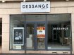 Local commercial Location à Longwy - 1 150 € c.c. A LOUER AU CENTRE VILLE DE LONGWY-BAS UN LOCAL COMMERCIAL D'ENVIRON 95M²,(salon de coiffure) OU TOUT AUTRES ACTIVITES COMMERCIALES.
COMPRENANT: une entrée, une grande salle avec 3 vitrines, un vestiare, un bureau, un WC, une cave.
NORMES HANDICAPEES.
CLIMATISATION REVERSIBLE.
DOUBLE VITRAGE.
STATIONNEMENT FACILE.
LE TOUT EN PARFAIT ETAT.
LOYER 1150€.
CHARGES A DEFINIR EN FONCTION DE L' ACTIVITE.
DEPOT DE GARANTIE 3450€.
FRAIS D'AGENCE 1150€.
LOCAL DISPONIBLE DE SUITE.