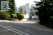 Appartement Vente 2 chambres à Niederanven - 789 000 € Nous vous proposons en exclusivité ce bel appartement de 98m2 utiles avec balcons (82 m2 habitables) de 2 chambres, situé dans la commune de Niederanven. Ce bien vous séduira par sa situation tranquille dans un quartier privilégié de Rameldange avec vue imprenable. Il est composé d'un hall avec placard encastré, d'une pièce de vie généreuse et lumineuse donnant accès au balcon exposé sud et d'une cuisine équipée avec débarras. Un WC séparé complète l'espace de vie. La partie nuit est divisée en 2 chambres dont une avec accès sur un deuxième balcon et salle de douche.Un emplacement de parking intérieur et une cave complètent ce bien.L'appartement est en ce moment sous un contrat de bail (intéressant au cas où pour Investisseur).Si vous désirez de plus amples renseignements contactez-nous.Tél.: 28 11 22 -1 info@homesell.lu HOMESELL Immo votre guide de l'immobilier.