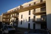 Appartement Location 2 chambres à Schifflange - 1 350 € Schifflange Cité Op Hudelen
Appartement de 2 chambres à coucher au deuxième étage avec ascenseur, dans une Résidence récente de 2016.
Il se compose comme suit:
Hall d`entrée avec vestiaire intégré
Lumineux Living, séjour, accès vers la terrasse d`env. 12 m2, cuisine ouverte, salle à manger.
Hall de nuit, 2 chambres à coucher (12.35 et 14.85 m2 environ), une salle de douche, débarras avec raccordement pour une machine à laver et sèche-linge.
Très belle finitions, fenêtres triple vitrage, stores électriques, vidéo-parlophone, porte de sécurité, système d`alarme, ventilation mécanique, chaudière à gaz.
Au -1 une buanderie commune et un emplacement de voiture et une cave privatif.
Disponibilité de l`appartement 15 août 2020.
Conditions:
PAS D`ANIMAUX ET UN CONTRAT CDI OBLIGATOIRE SANS PÉRIODE D`ESSAI.
Conditions de la locations:
Caution 3150 €
1 loyer plus charges d`avance pour le premier mois
Frais d`agence 1579,50€ Tva inclus
Dossier à préparer:
Copie du contrat de travail, 3 dernières fiches de salaire
Copie de la Carte d`identité et sécurité sociale.
Pour tous renseignements ou une visite envoyer un mail à cs@christinesimon.lu
Ref agence :5339077